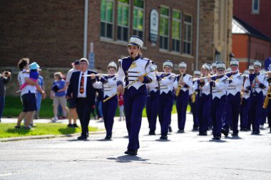 Marshfield, Wisconsin ABD - 29 Mayıs 2023: Columbus Katolik Lisesi bando öğrencileri Anma Günü geçit törenine katıldı.