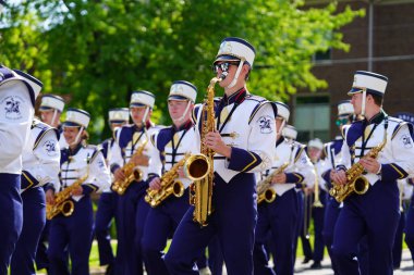 Marshfield, Wisconsin ABD - 29 Mayıs 2023: Columbus Katolik Lisesi bando öğrencileri Anma Günü geçit törenine katıldı.