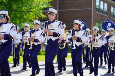 Marshfield, Wisconsin ABD - 29 Mayıs 2023: Columbus Katolik Lisesi bando öğrencileri Anma Günü geçit törenine katıldı.