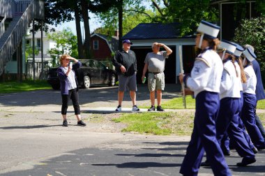 Marshfield, Wisconsin ABD - 29 Mayıs 2023: Aileler birlikte oturur ve Gaziler Anma Günü geçit törenini izlerler..