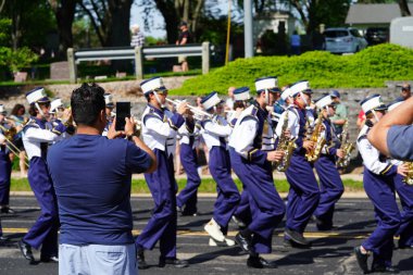Marshfield, Wisconsin ABD - 29 Mayıs 2023: Columbus Katolik Lisesi bando öğrencileri Anma Günü geçit törenine katıldı.
