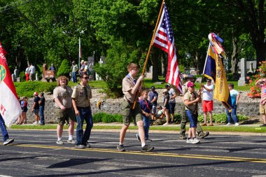 Marshfield, Wisconsin ABD - 29 Mayıs 2023: İzciler ve İzciler Gaziler Anma Günü geçit törenine katıldılar.
