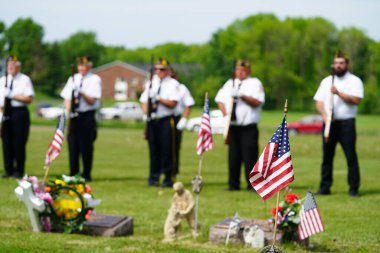 Marshfield, Wisconsin ABD - 29 Mayıs 2023: Erkek ve kadın gaziler, Anma Günü sırasında ölen askerlerin mezarlarını selamladılar.