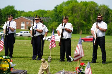 Marshfield, Wisconsin ABD - 29 Mayıs 2023: Erkek ve kadın gaziler, Anma Günü sırasında ölen askerlerin mezarlarını selamladılar.