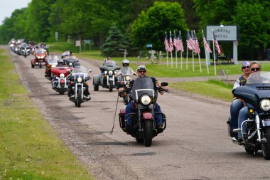 Neillsville, Wisconsin ABD - 29 Mayıs 2023: Birçok motosiklet grubu ve askeri gaziler Gaziler Günü Anma Töreni için Highground 'da toplandı..