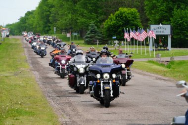 Neillsville, Wisconsin ABD - 29 Mayıs 2023: Birçok motosiklet grubu ve askeri gaziler Gaziler Günü Anma Töreni için Highground 'da toplandı..