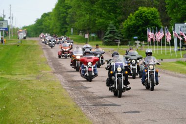 Neillsville, Wisconsin ABD - 29 Mayıs 2023: Birçok motosiklet grubu ve askeri gaziler Gaziler Günü Anma Töreni için Highground 'da toplandı..