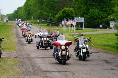 Neillsville, Wisconsin ABD - 29 Mayıs 2023: Birçok motosiklet grubu ve askeri gaziler Gaziler Günü Anma Töreni için Highground 'da toplandı..