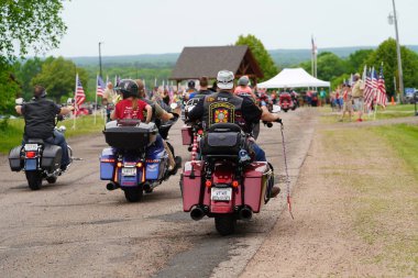 Neillsville, Wisconsin ABD - 29 Mayıs 2023: Birçok motosiklet grubu ve askeri gaziler Gaziler Günü Anma Töreni için Highground 'da toplandı..