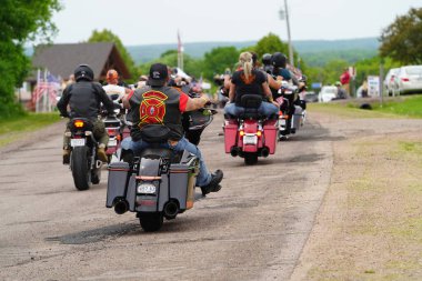 Neillsville, Wisconsin ABD - 29 Mayıs 2023: Birçok motosiklet grubu ve askeri gaziler Gaziler Günü Anma Töreni için Highground 'da toplandı..