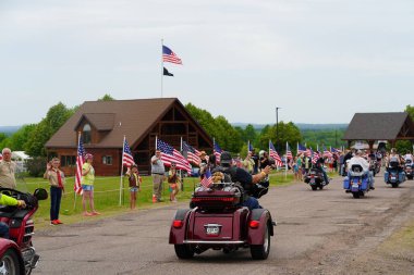 Neillsville, Wisconsin ABD - 29 Mayıs 2023: Birçok motosiklet grubu ve askeri gaziler Gaziler Günü Anma Töreni için Highground 'da toplandı..