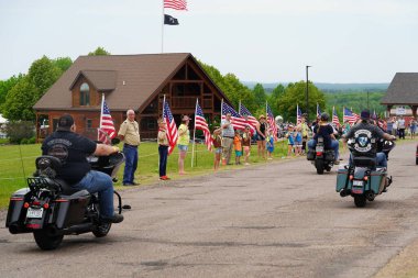 Neillsville, Wisconsin ABD - 29 Mayıs 2023: Birçok motosiklet grubu ve askeri gaziler Gaziler Günü Anma Töreni için Highground 'da toplandı..