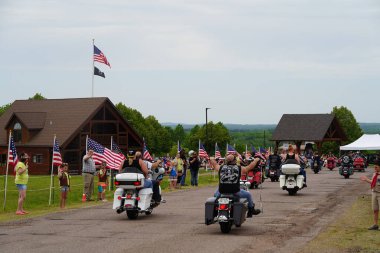 Neillsville, Wisconsin ABD - 29 Mayıs 2023: Birçok motosiklet grubu ve askeri gaziler Gaziler Günü Anma Töreni için Highground 'da toplandı..