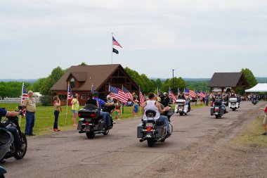 Neillsville, Wisconsin ABD - 29 Mayıs 2023: Birçok motosiklet grubu ve askeri gaziler Gaziler Günü Anma Töreni için Highground 'da toplandı..