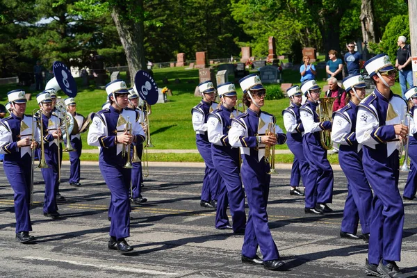 美国威斯康星州马歇尔菲尔德 2023年5月29日 哥伦布天主教高中的游行乐队学生参加阵亡将士纪念日游行 — 图库照片