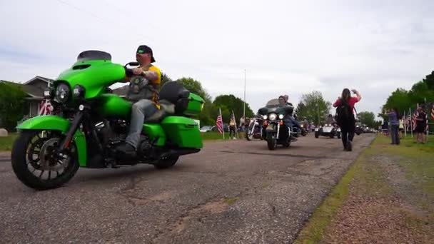 ウィスコンシン州ニルズビル 2023年5月29日 何百人ものベテラングループのオートバイ選手が記念日のベテランの栄誉式典のためにハイグラウンドに現れました — ストック動画