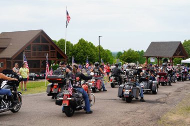 Neillsville, Wisconsin ABD - 29 Mayıs 2023: Birçok motosiklet grubu ve askeri gaziler Gaziler Günü Anma Töreni için Highground 'da toplandı..