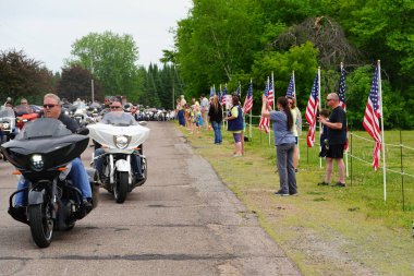 Neillsville, Wisconsin ABD - 29 Mayıs 2023: Birçok motosiklet grubu ve askeri gaziler Gaziler Günü Anma Töreni için Highground 'da toplandı..