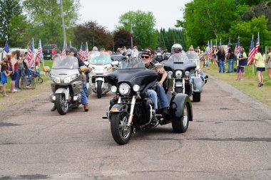Neillsville, Wisconsin ABD - 29 Mayıs 2023: Birçok motosiklet grubu ve askeri gaziler Gaziler Günü Anma Töreni için Highground 'da toplandı..