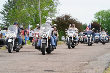 Neillsville, Wisconsin ABD - 29 Mayıs 2023: Birçok motosiklet grubu ve askeri gaziler Gaziler Günü Anma Töreni için Highground 'da toplandı..