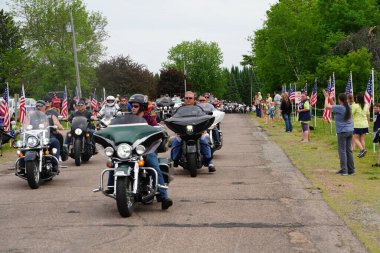 Neillsville, Wisconsin ABD - 29 Mayıs 2023: Birçok motosiklet grubu ve askeri gaziler Gaziler Günü Anma Töreni için Highground 'da toplandı..