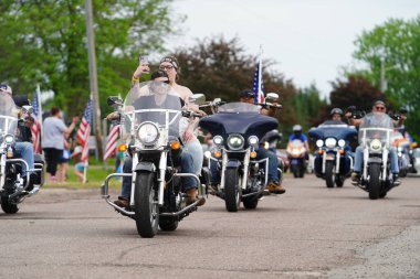 Neillsville, Wisconsin ABD - 29 Mayıs 2023: Birçok motosiklet grubu ve askeri gaziler Gaziler Günü Anma Töreni için Highground 'da toplandı..
