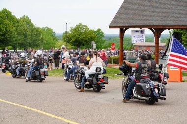 Neillsville, Wisconsin ABD - 29 Mayıs 2023: Birçok motosiklet grubu ve askeri gaziler Gaziler Günü Anma Töreni için Highground 'da toplandı..