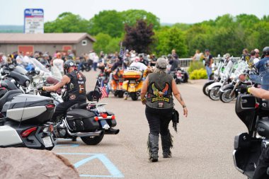 Neillsville, Wisconsin ABD - 29 Mayıs 2023: Birçok motosiklet grubu ve askeri gaziler Gaziler Günü Anma Töreni için Highground 'da toplandı..