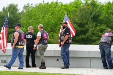Neillsville, Wisconsin ABD - 29 Mayıs 2023: Birçok motosiklet grubu ve askeri gaziler Gaziler Günü Anma Töreni için Highground 'da toplandı..