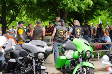 Neillsville, Wisconsin ABD - 29 Mayıs 2023: Birçok motosiklet grubu ve askeri gaziler Gaziler Günü Anma Töreni için Highground 'da toplandı..