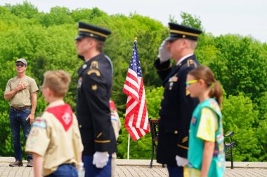 Neillsville, Wisconsin - 29 Mayıs 2023: Erkek ve kız izciler Amerikan bayrağını selamlamak için Ulusal Muhafız askerleriyle yürüdüler.