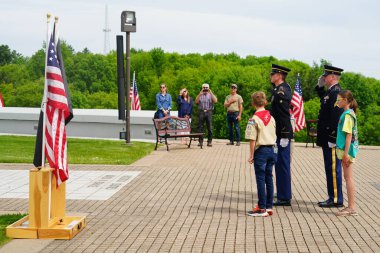 Neillsville, Wisconsin - 29 Mayıs 2023: Erkek ve kız izciler Amerikan bayrağını selamlamak için Ulusal Muhafız askerleriyle yürüdüler.