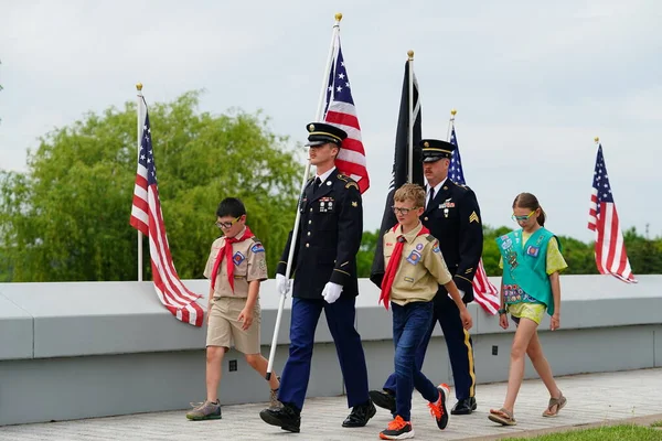 ウィスコンシン州ニルズビル 2023年5月29日 ボーイスカウトとガールスカウトは アメリカの旗の塩漬けをするために 国家警備隊の兵士と歩きました — ストック写真