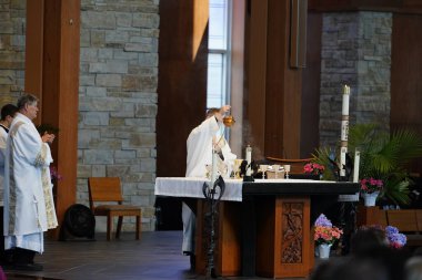 Fond du Lac, Wisconsin USA - 14 Haziran 2020: Pazar Katolik dini cemaati cemaati için ayin düzenleniyor