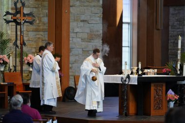 Fond du Lac, Wisconsin USA - 14 Haziran 2020: Pazar Katolik dini cemaati cemaati için ayin düzenleniyor