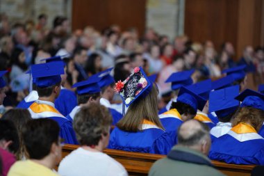 Fond du Lac, Wisconsin USA - 19 Haziran 2020: St Mary Katolik Okulu mezuniyet töreni St Mary Basilica Okulu.