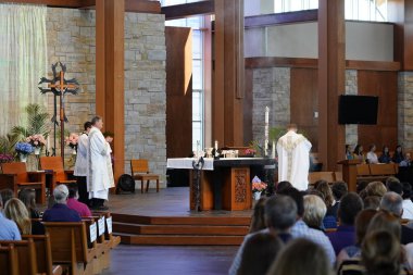 Fond du Lac, Wisconsin USA - 14 Haziran 2020: Pazar Katolik dini cemaati cemaati için ayin düzenleniyor