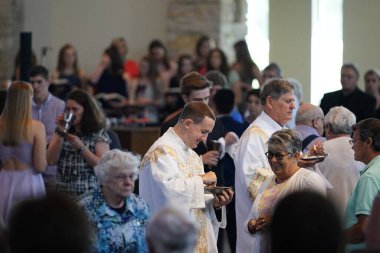 Fond du Lac, Wisconsin USA - 14 Haziran 2020: Pazar Katolik dini cemaati cemaati için ayin düzenleniyor