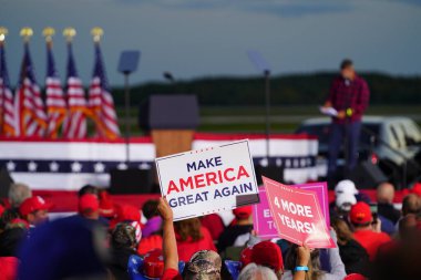 Mosinee, Wisconsin / ABD - 17 Eylül 2020: Donald Trump destekçileri Amerika 'yı yeniden büyük, kürtaj yanlısı, koz polisi, barışçıl protestocu ve 4 yıl daha başkan mitinginde yer aldı.