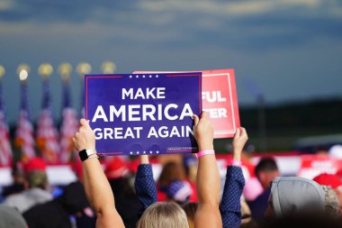 Mosinee, Wisconsin / ABD - 17 Eylül 2020: Donald Trump destekçileri Amerika 'yı yeniden büyük, kürtaj yanlısı, koz polisi, barışçıl protestocu ve 4 yıl daha başkan mitinginde yer aldı.