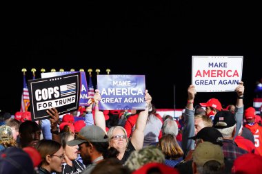Mosinee, Wisconsin / ABD - 17 Eylül 2020: Donald Trump destekçileri Amerika 'yı yeniden büyük, kürtaj yanlısı, koz polisi, barışçıl protestocu ve 4 yıl daha başkan mitinginde yer aldı.
