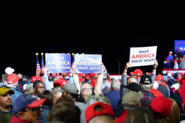 Mosinee, Wisconsin / ABD - 17 Eylül 2020: Donald Trump destekçileri Amerika 'yı yeniden büyük, kürtaj yanlısı, koz polisi, barışçıl protestocu ve 4 yıl daha başkan mitinginde yer aldı.