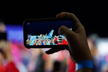 Mosinee, Wisconsin / ABD - 17 Eylül 2020: 45 Başkan destekçileri Wisconsin Merkez Havaalanı 'ndaki gösteriyi akıllı telefonlardan yakaladı.