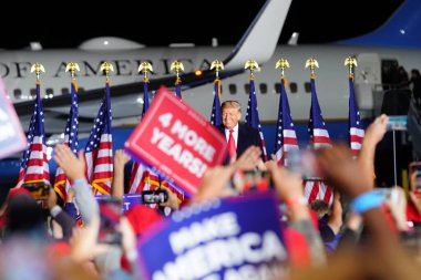 Mosinee, Wisconsin / ABD - 17 Eylül 2020: Donald Trump ABD 'nin 45. Başkanı, Amerika' yı tekrar Wisconsin merkez havaalanında gece geç saatlerde büyük bir miting düzenledi..