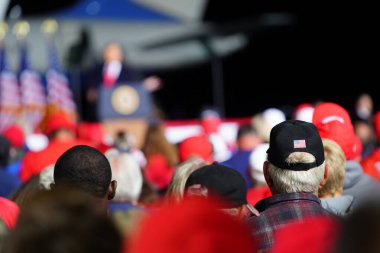Mosinee, Wisconsin / ABD - 17 Eylül 2020: Donald Trump 45. Başkan destekçileri Amerika 'yı yeniden büyük bir miting yapmak için Wisconsin merkez havaalanında toplandı.