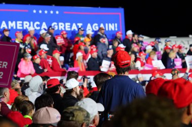 Mosinee, Wisconsin / ABD - 17 Eylül 2020: Donald Trump 45. Başkan destekçileri Amerika 'yı yeniden büyük bir miting yapmak için Wisconsin merkez havaalanında toplandı.