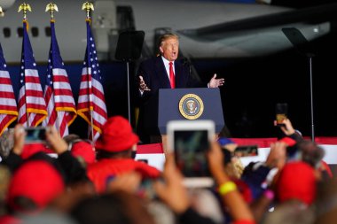 Mosinee, Wisconsin / ABD - 17 Eylül 2020: Donald Trump ABD 'nin 45. Başkanı, Amerika' yı tekrar Wisconsin merkez havaalanında gece geç saatlerde büyük bir miting düzenledi..