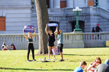 Madison, Wisconsin / ABD - 7 Kasım 2020: Joe Biden ve Kamala Harris taraftarları 2020 seçimlerindeki zaferlerini kutlamak için Madison sokaklarına döküldüler..