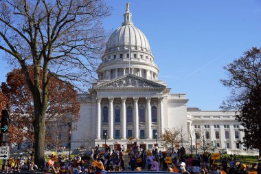 Madison, Wisconsin / ABD - 7 Kasım 2020: Joe Biden ve Kamala Harris taraftarları 2020 seçimlerindeki zaferlerini kutlamak için Madison sokaklarına döküldüler..