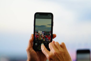 Mosinee, Wisconsin / ABD - 17 Eylül 2020: 45 Başkan destekçileri Wisconsin Merkez Havaalanı 'ndaki gösteriyi akıllı telefonlardan yakaladı.